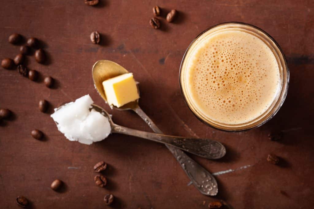 Bulletproof koffie, Keto koffie, MCT-olie koffie, Keto dieet drankjes, Vetrijke koffie, Energieboost koffie, Boterkoffie, Koffie met kokosolie, Keto koffie recept, Gezonde vetten koffie, Lage koolhydraten koffie, Keto ochtendroutine, Brain-boosting koffie, Ketogene dieet supplementen, Caffeine en ketose, Keto pre-workout drankje, Glucosevrije koffie, Keto lifestyle drankjes, Voedzame koffiemix, High-performance koffie