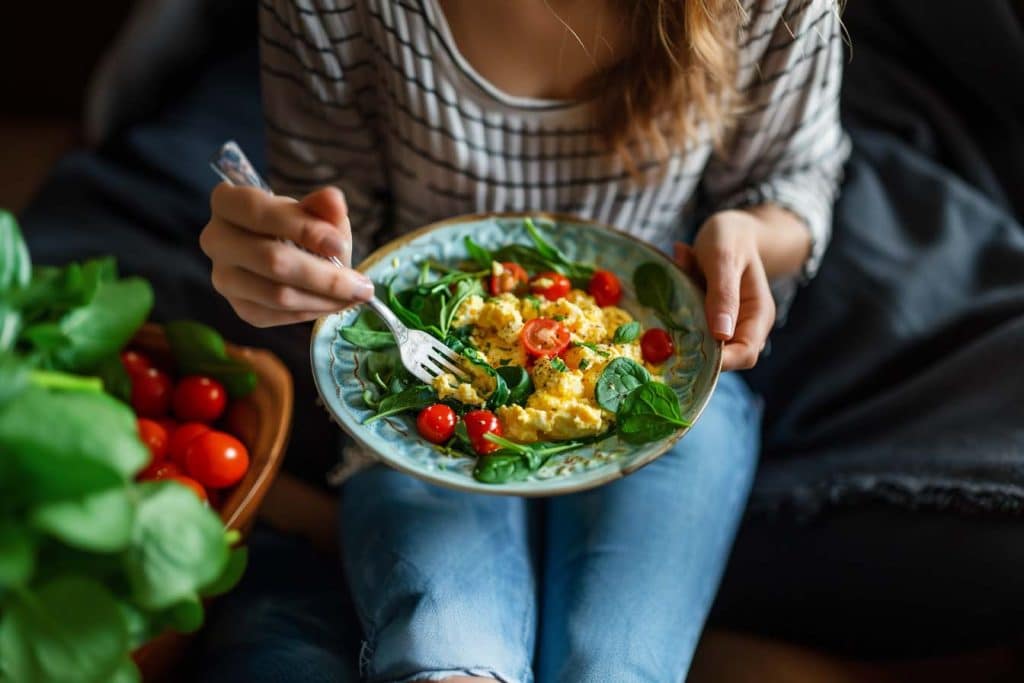 Keto roerei, spinazie en tomaat recept, koolhydraatarm ontbijt, eiwitrijk keto ontbijt, snelle keto recepten, gezond ontbijt met ei, spinazie ontbijtideeën, keto groenteontbijt, lage netto koolhydraten, voedzaam keto gerecht, keto dieet recepten, snelle en gemakkelijke keto maaltijden, glutenvrije ontbijtopties, vegetarische keto recepten, rijke bron van vetten, keto vriendelijke groenten, gezonde ontbijt recepten, voedingsrijke start van de dag, keto levensstijl, vers en vullend ontbijt