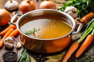 Keto runderbouillon, bottenbouillon, gezonde bouillon, voedzame soep, runderbeenderen, verse kruiden, zelfgemaakte bouillon, detox, immuunsysteem boost, keto bottenbouillon, keto runderbouillon, drinkbouillon, zelfgemaakte bouillon, runderbouillon recept, bottenbouillon recept