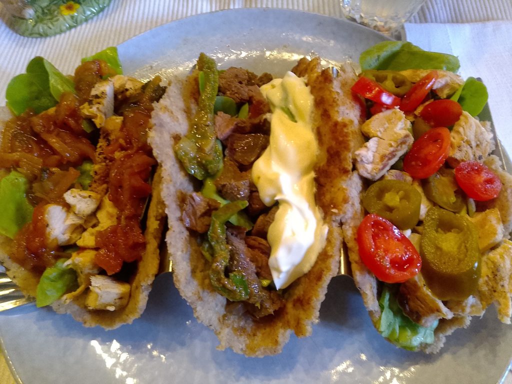 keto soft tacos - keto tortillas - drie keto soft tacos in een taco houder gevuld met varkensvlees, kip en rundvlees