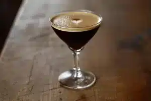 Keto Espresso Martini, Suikervrije Cocktail, Erythritol Siroop, Stevia Zoetmiddel, Wodka Cocktail, keto espresso martini recept, koolhydraatarme cocktail, koolhydraatarme espresso martini, keto cocktail recept