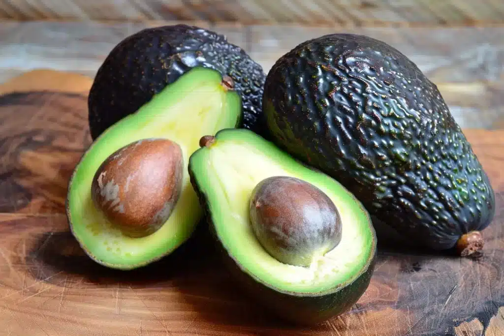 vezelrijke keto voedingsmiddelen, gezonde spijsvertering, keto dieet, vezelrijke snacks, keto groenten, keto fruit, voedingsvezels, koolhydraatarm, voedzame snacks, spijsvertering verbeteren