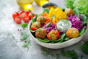 Keto Groentebowl met Falafel en Tzatziki, Keto, Groenteschotel, Falafel, Tzatziki, Amandelmeel, Griekse Yoghurt, koolhydraatarme recepten, keto recepten, koolhydraatarm recept, keto lunch, koolhydraatarme lunch, keto falafel, keto tzatziki