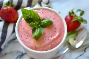 aardbei basilicum, aardbei basilicum dessert, aardbei basilicum smoothie, aardbei basilicumsoep, frisse soep, gezond keto, Gezonde Soep, keto recept, keto soep, kokosmelk soep, Koolhydraatarme soep, koude soep, koude soep maken, smoothie aardbei basilicum, soep, soep recept, zomers recept