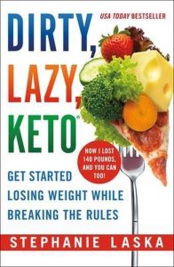 Boekcover van "DIRTY, LAZY, KETO (Revised and Expanded)" door Stephanie Laska. De cover heeft een witte achtergrond met de titel in speelse, grote letters en een afbeelding van de auteur. Dit boek biedt een flexibele aanpak van het keto-dieet, met praktische tips voor gewichtsverlies zonder strikte macro-tracking.