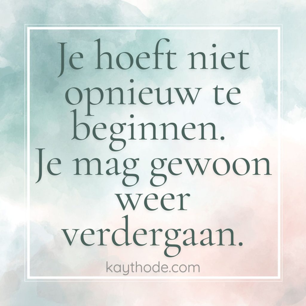 Rustige pastelkleurige achtergrond met met een motiverende quote over gezond eten en opnieuw beginnen